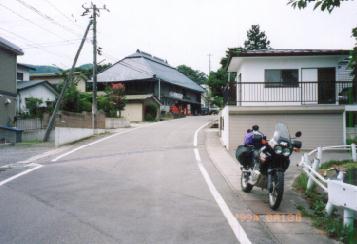 正面の旧家が狩野米店